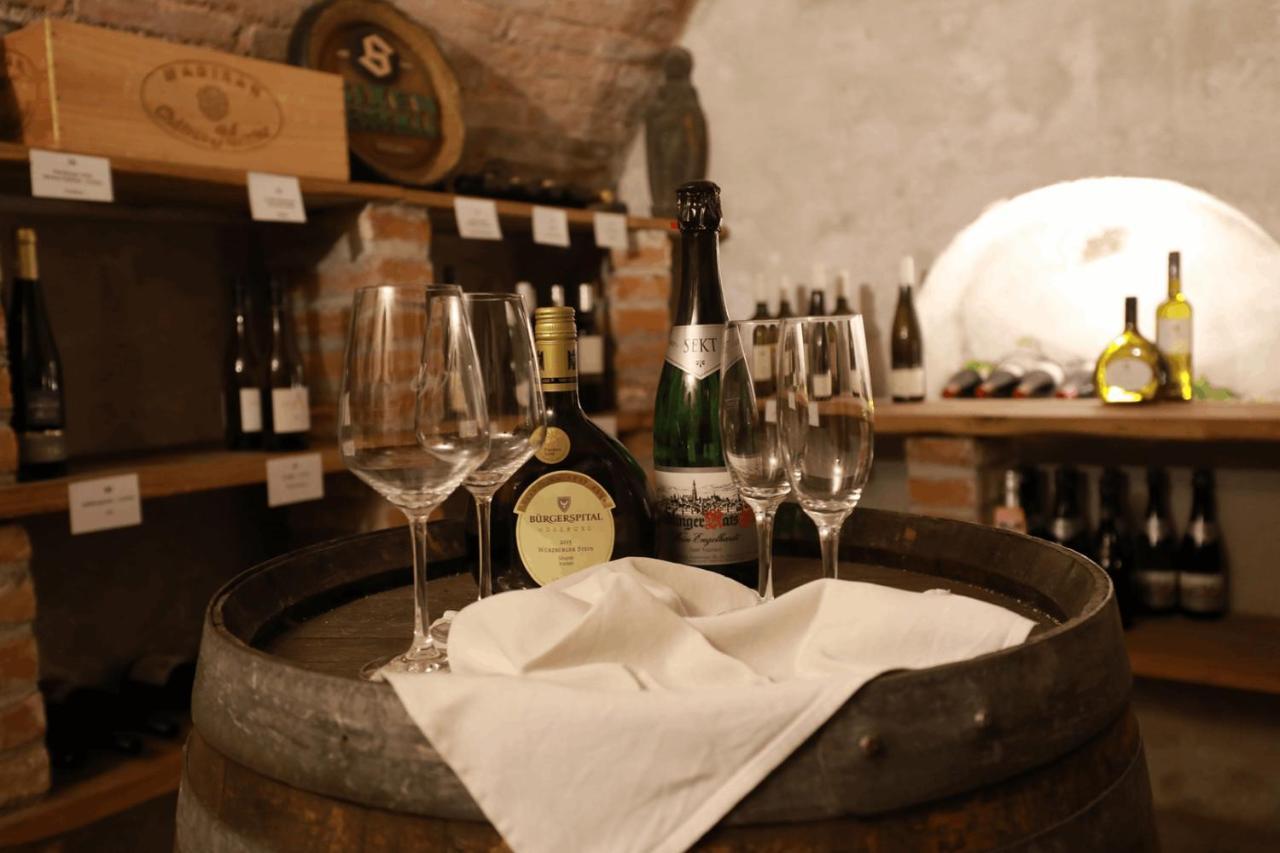 Отель Weinstube Sinas Brettl Нёрдлинген Экстерьер фото